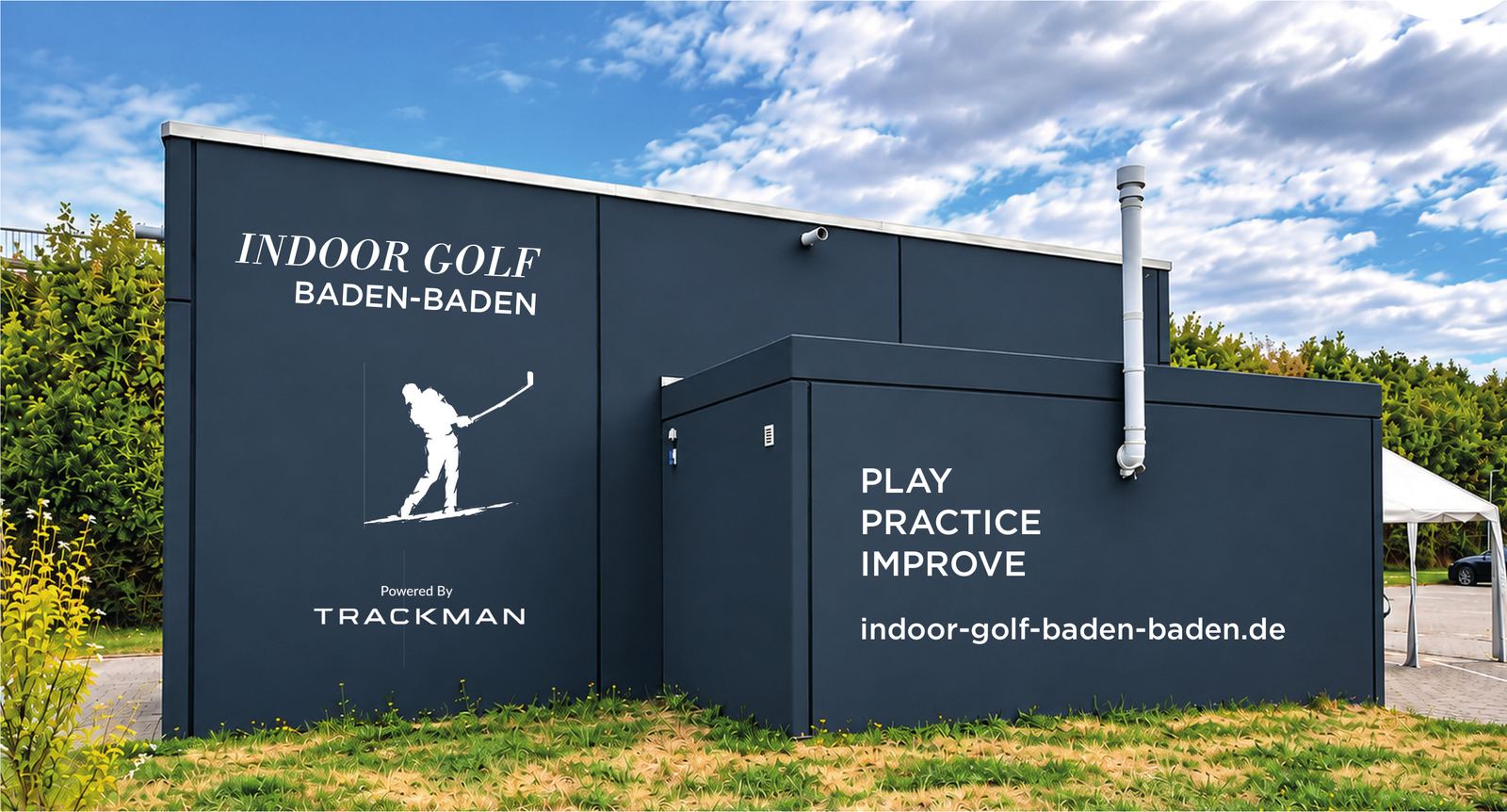 Seitenansicht der Indoor Golf Box mit Schriftzug Play, Practice, Improve